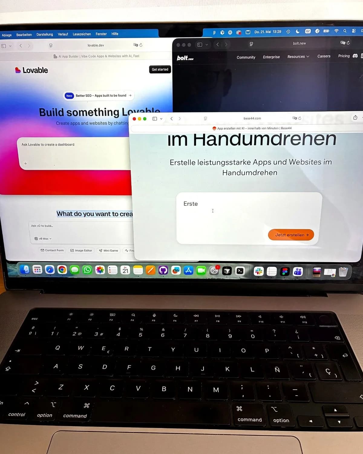 Aufgeklapptes MacBook mit drei geöffneten KI-App-Buildern im Browser: Lovable, Bolt und Base44, jeweils mit leerem Prompt-Feld zum Start einer App